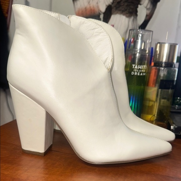 White Heeled Boots with Chunky Heel and Pointed Toe - Picture 1 of 7